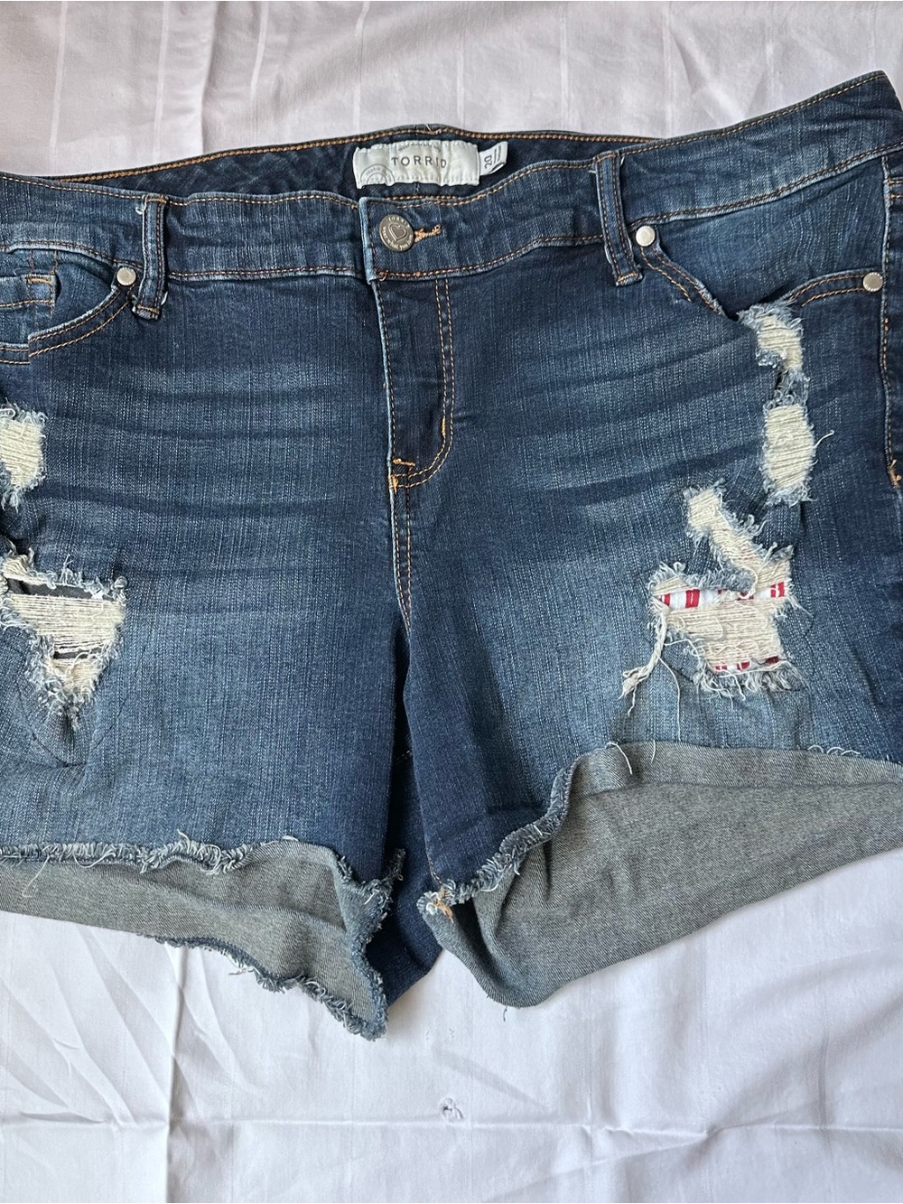 torrid indigo distressed cuffed denim shorts size 20